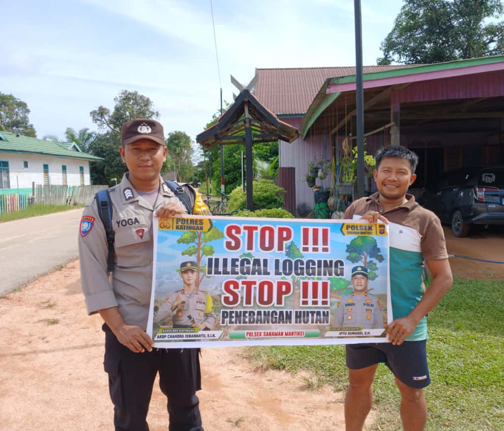 Bhabinkamtibmas laksanakan Sosialisasikan tentang larangan dan sangsi Pidana bagi pelaku Ileggal Logging kepada masyarakat di  Desa Binaan.