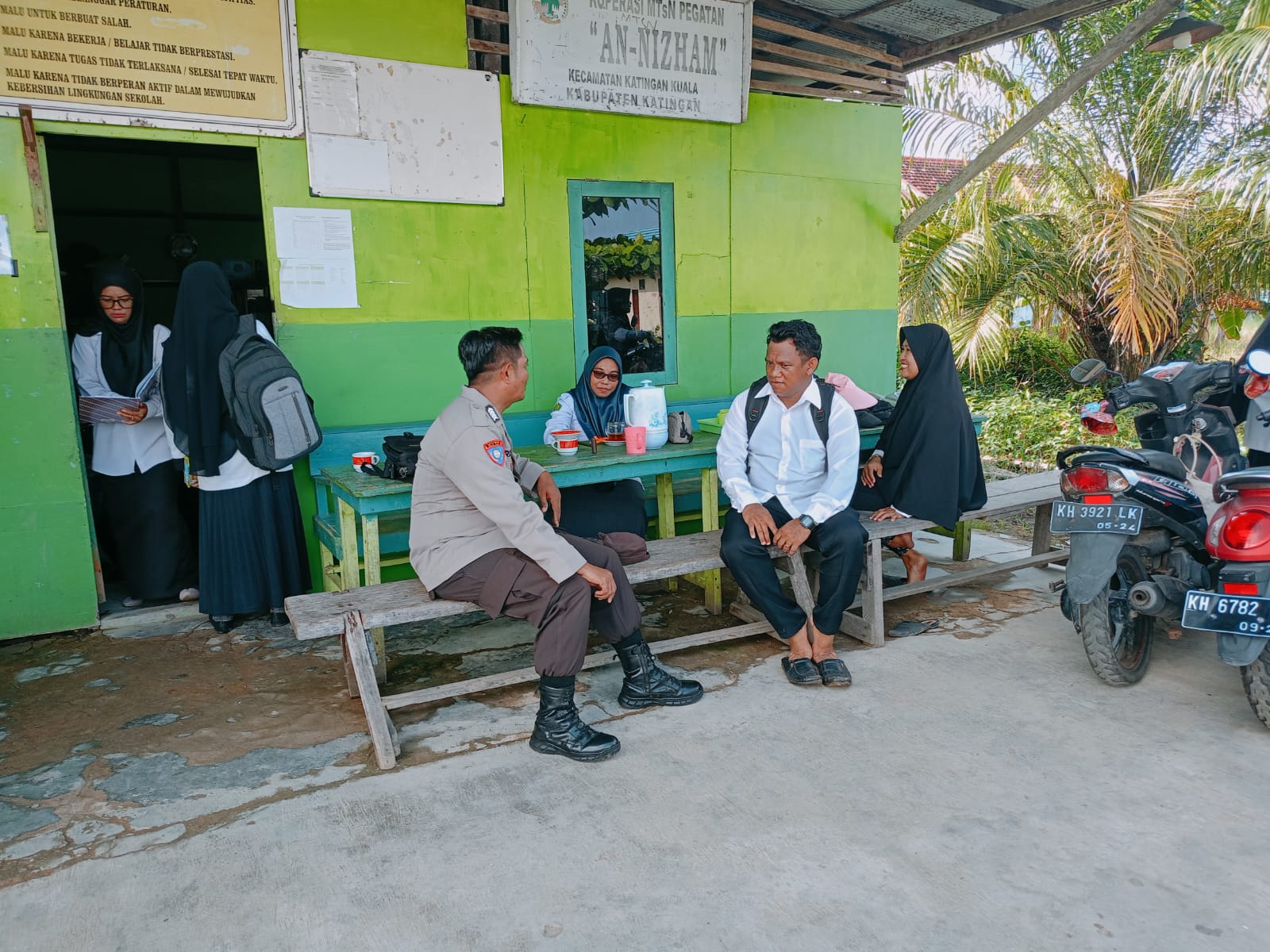 Sampaikan pesan Kamtibmas, Bhabinkamtibmas Polsek Katingan Kuala sambangi Warga.