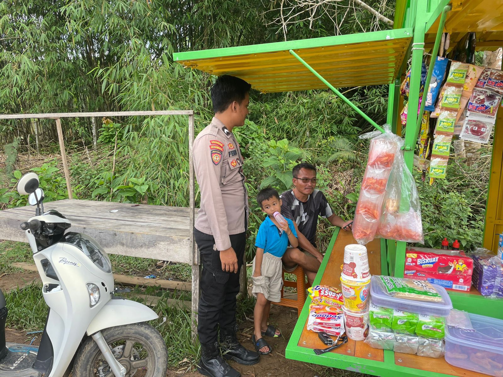 Piket Polsek Lamandau Silaturahmi Ke Pedagang
