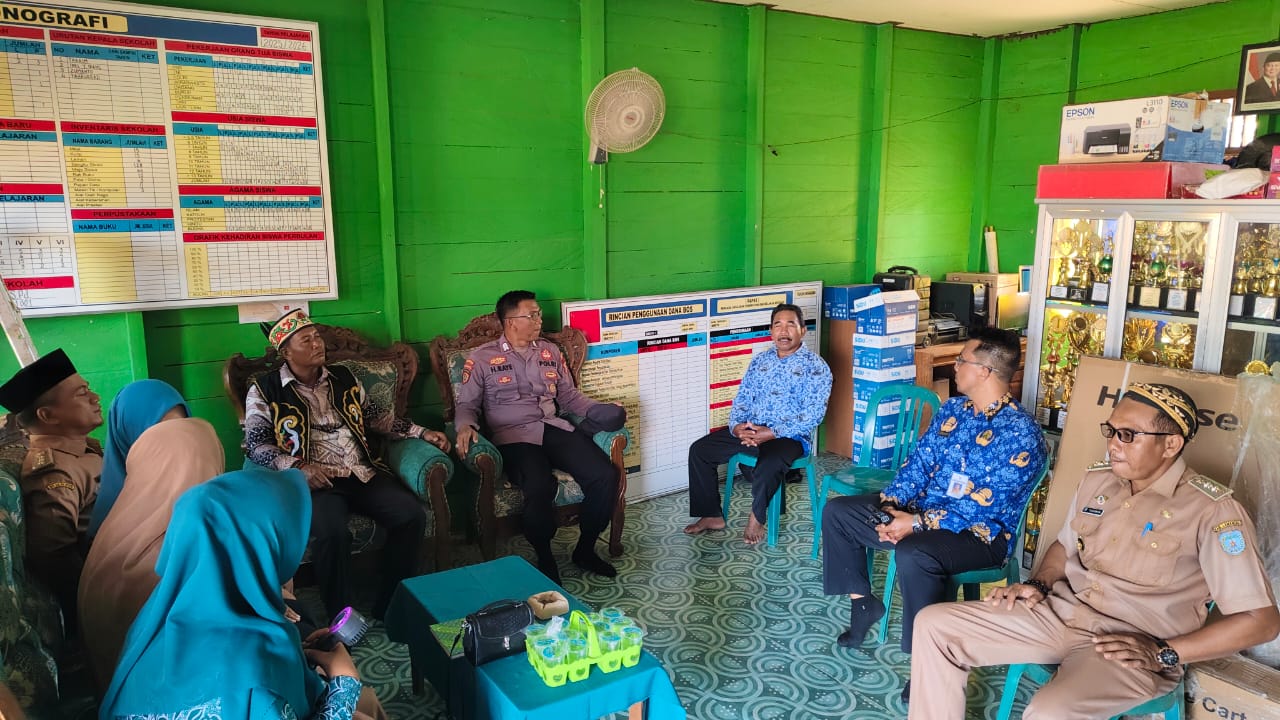 Bhabinkamtibmas Silaturahmi ke Kantor Desa Binaan