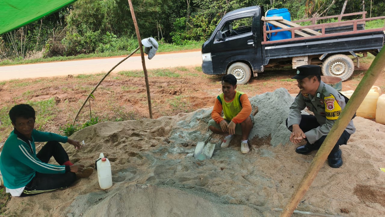 Bhabinkamtibmas Silaturahmi kepada Masyarakat yang sedang bekerja
