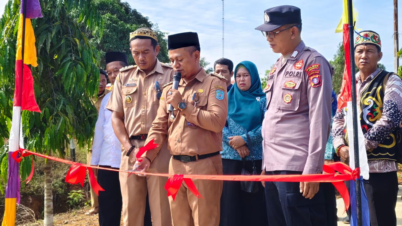 Kapolsubsektor Sematu Jaya Hadiri Kunjungan Kerja Camat Menthobi Raya dan Peresmian Jogging Track di Desa Mukti Manunggal
