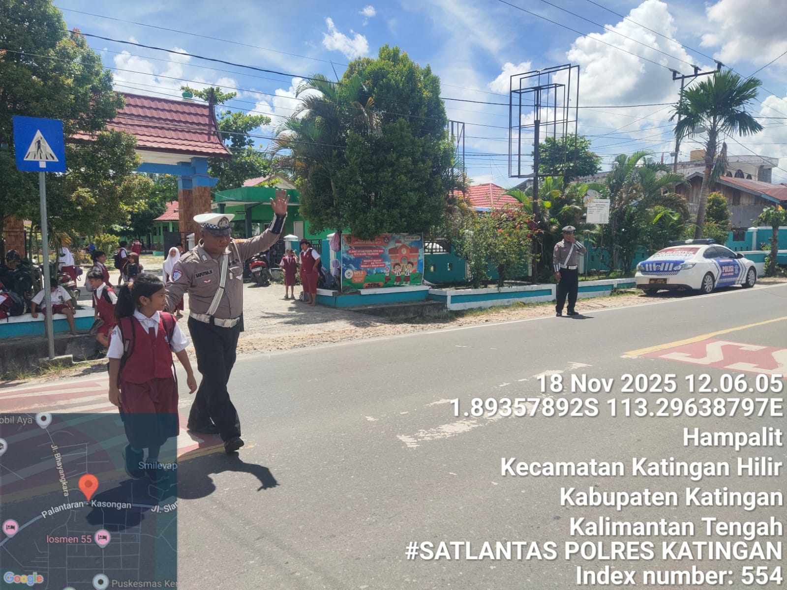 Satlantas Polres Katingan Melakukan Pengaturan Lalu Lintas Saat Jam Pulang Sekolah