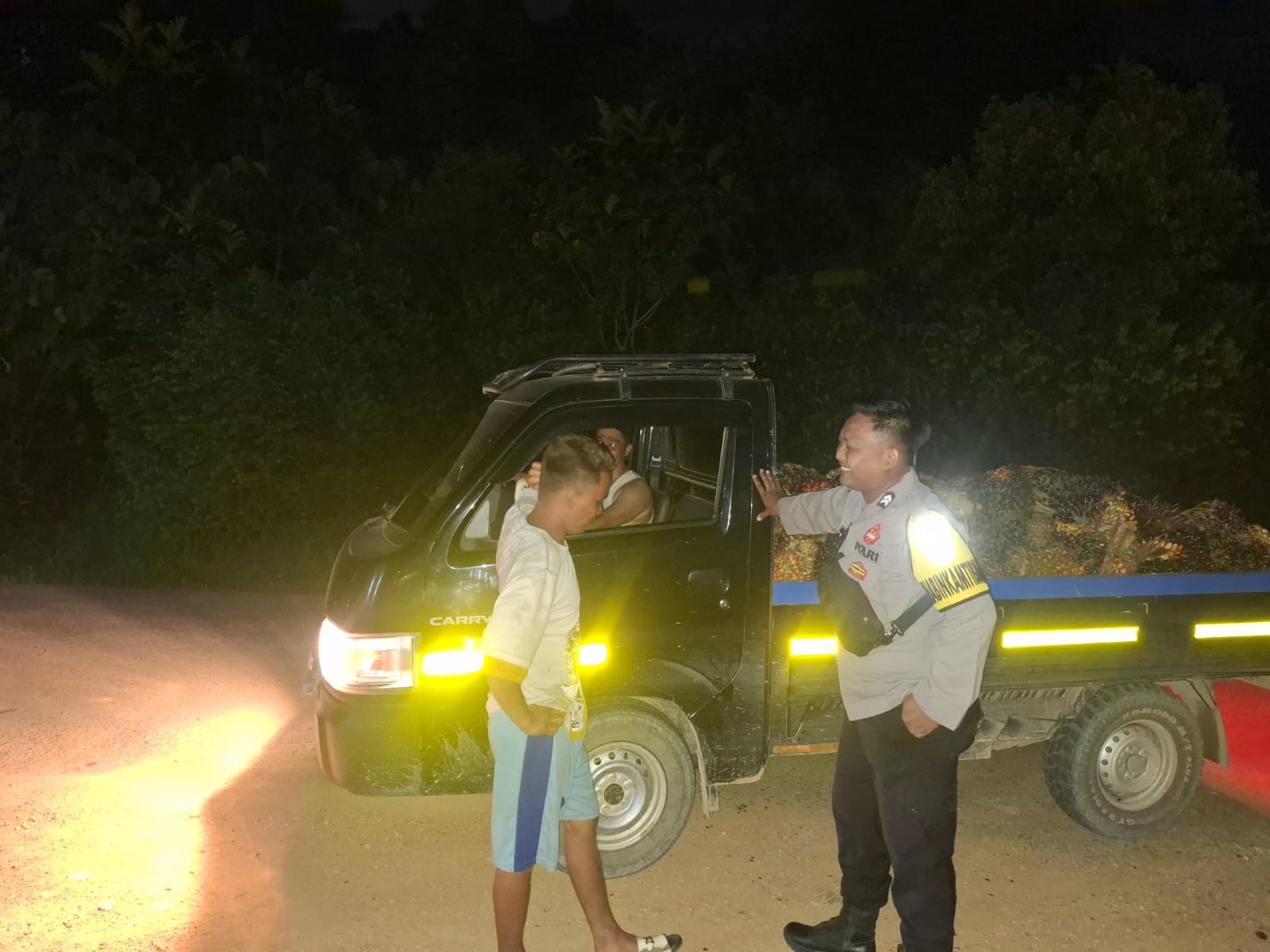 Piket Polsek lamandau melaksanakan Silaturahmi ke masyarakat