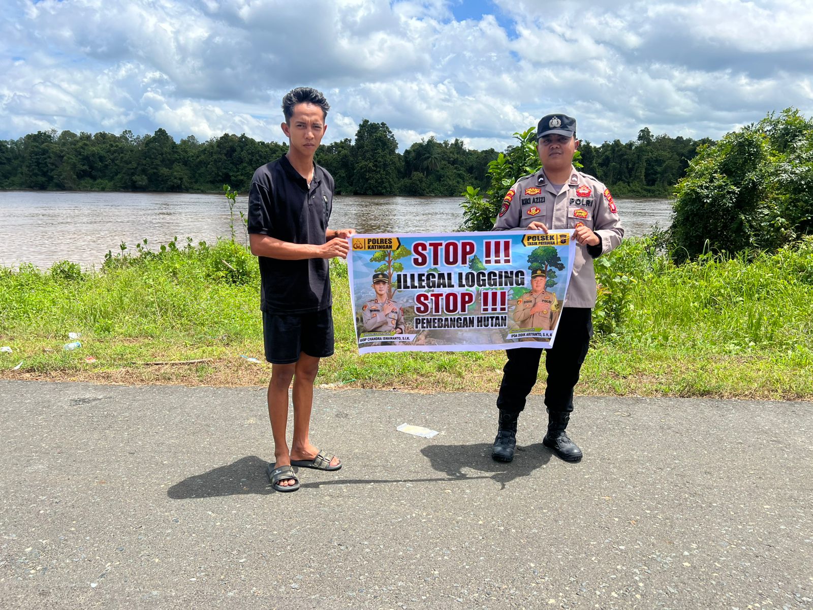 Bentangkan Spanduk Polsek Tasik Payawan dan Kamipang Sosialisasi Stop kejahatan Lingkungan (Ilegal Logging)