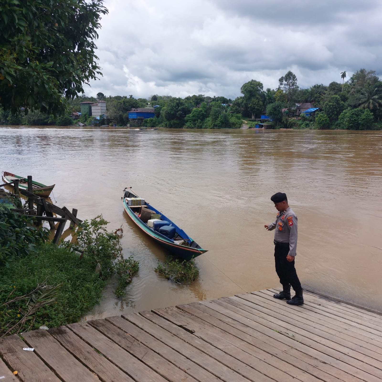 Antisipasi Bencana Banjir, Piket Polsek Marikit Pantau Situasi Debit air Das Katingan.