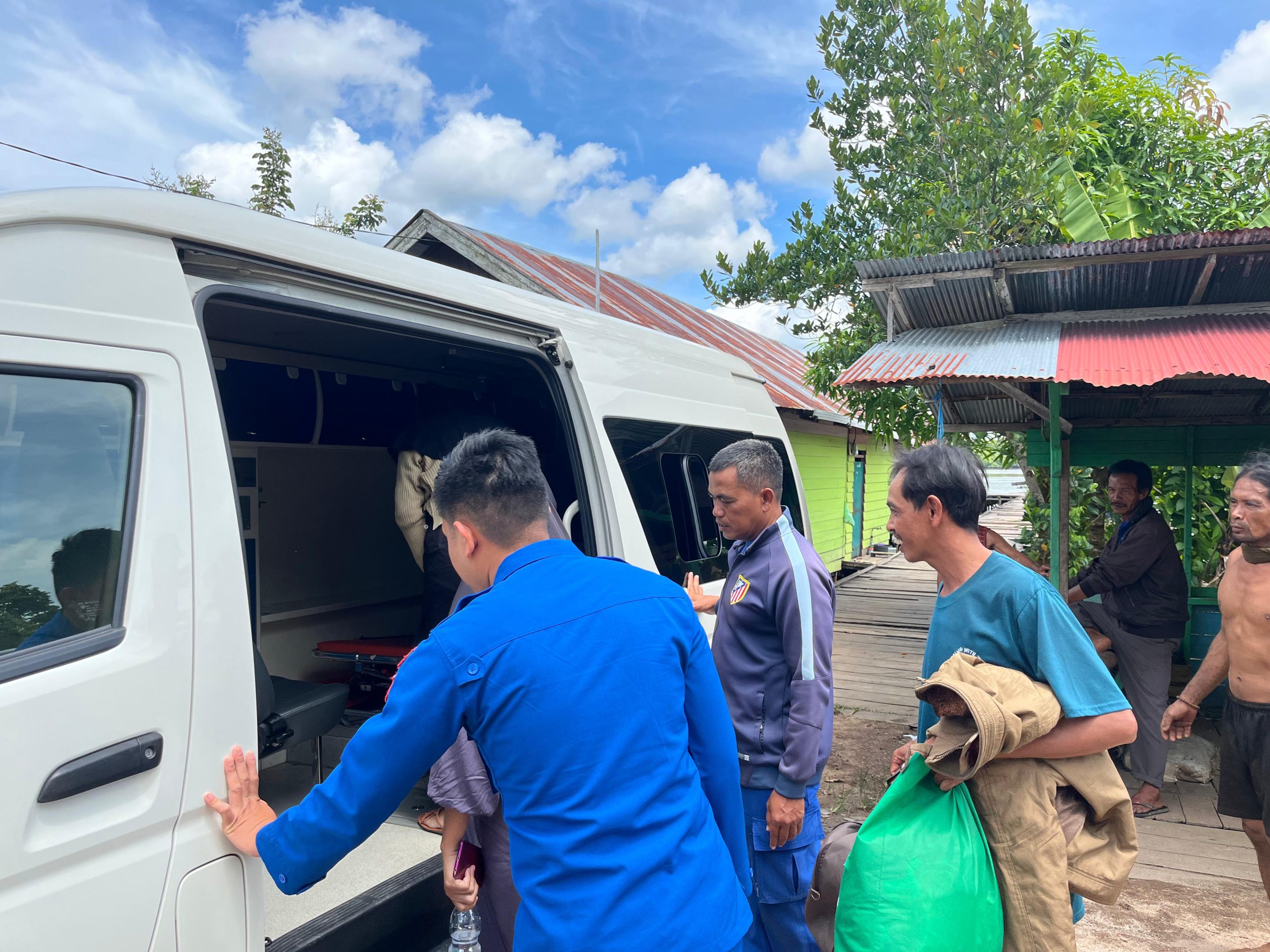 Sigap! Ditpolairud Kalteng Antar Ibu Hamil yang Akan Melahirkan ke Fasilitas Kesehatan