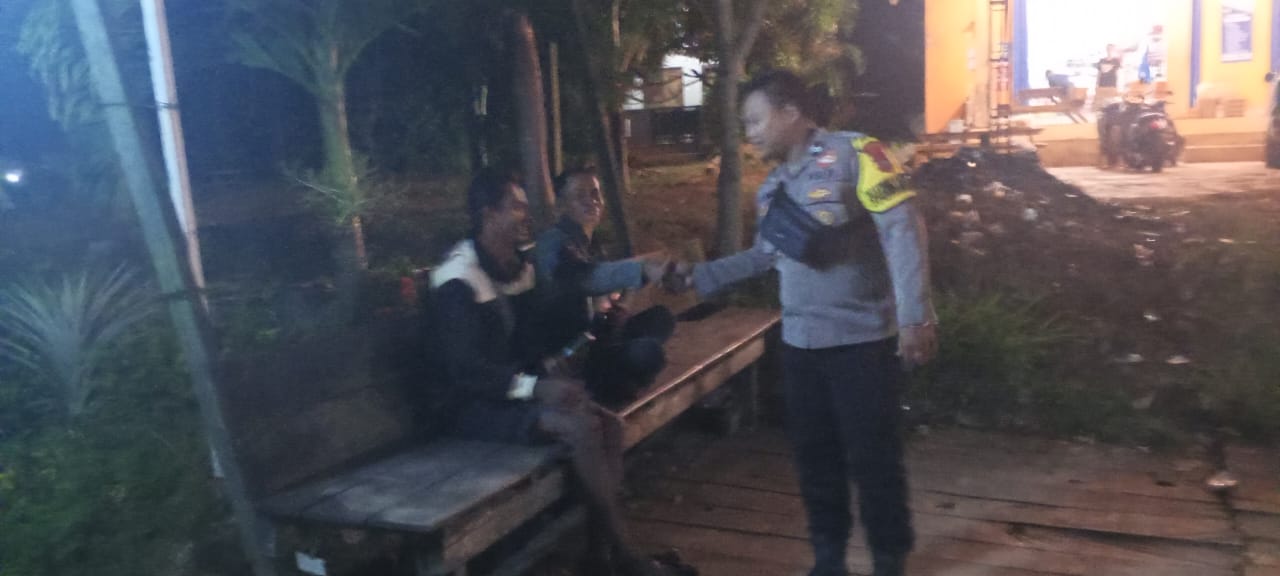 Personel Piket Polsek Lamandau Sambangi Masyarakat, Pererat Silaturahmi dan Sampaikan Pesan Kamtibmas