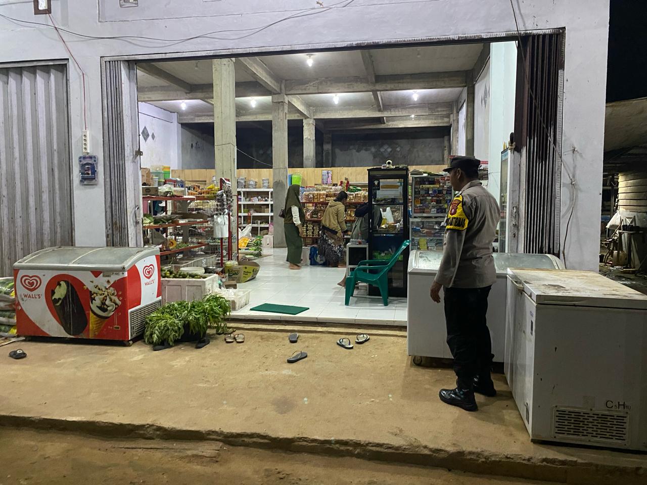 Bhabinkamtibmas Polsek Delang melaksanakan Silaturahmi ke warga masyarakat