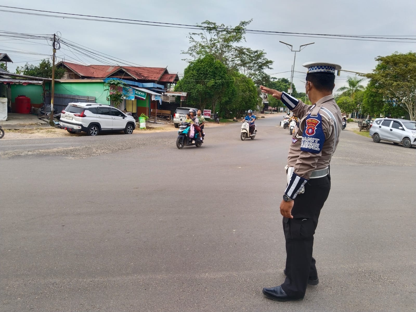Satuan Lantas Polres lamandau Laksanakan Pengaturan Lalin Pada Pagi hari