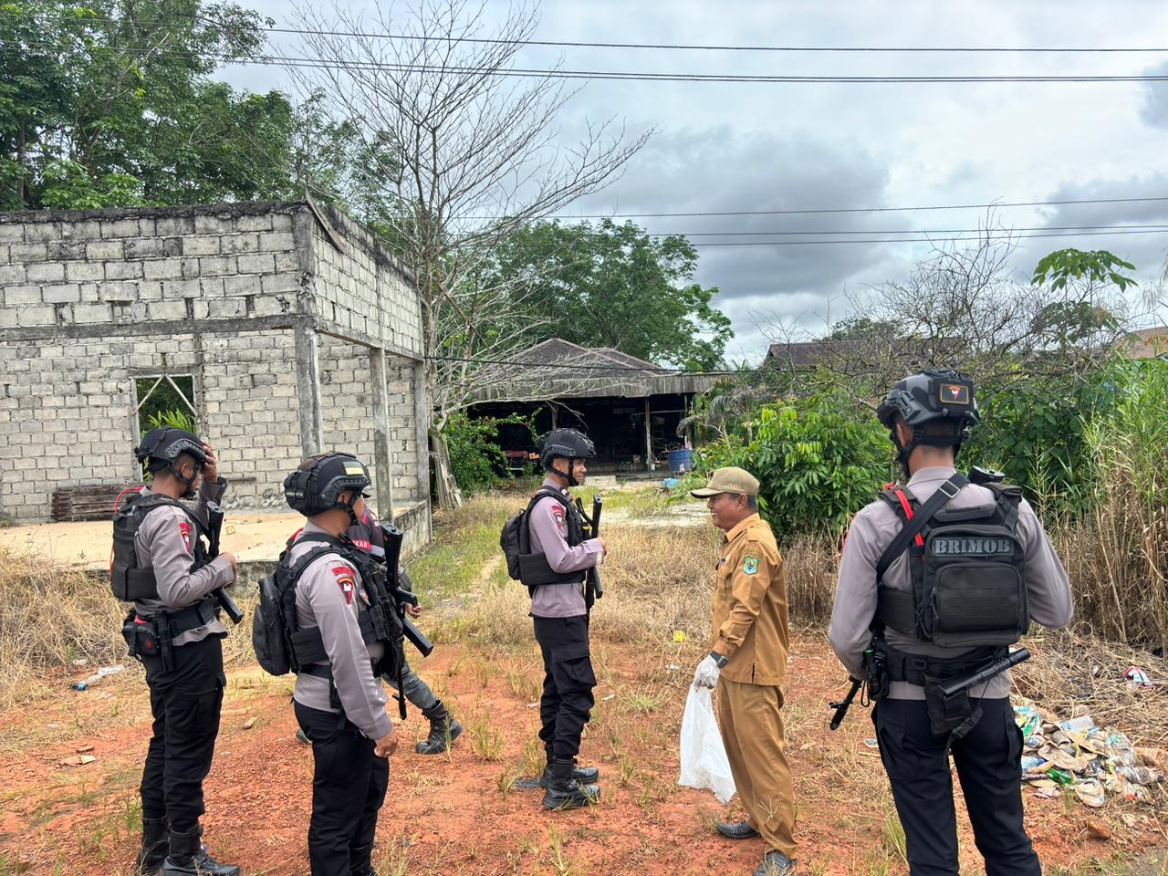 Brimob Kalteng Gelar Patroli Dialogis, Wujudkan Keamanan di Kapuas Timur