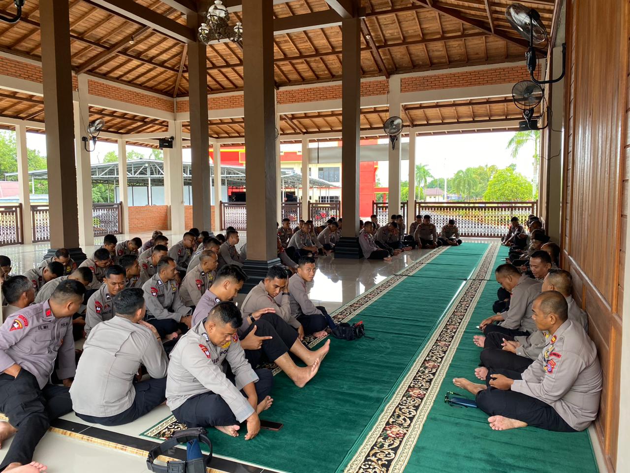 Perkuat Iman dan Integritas, Brimob Kalteng Gelar Binrohtal di Masjid Nuurud Du’a