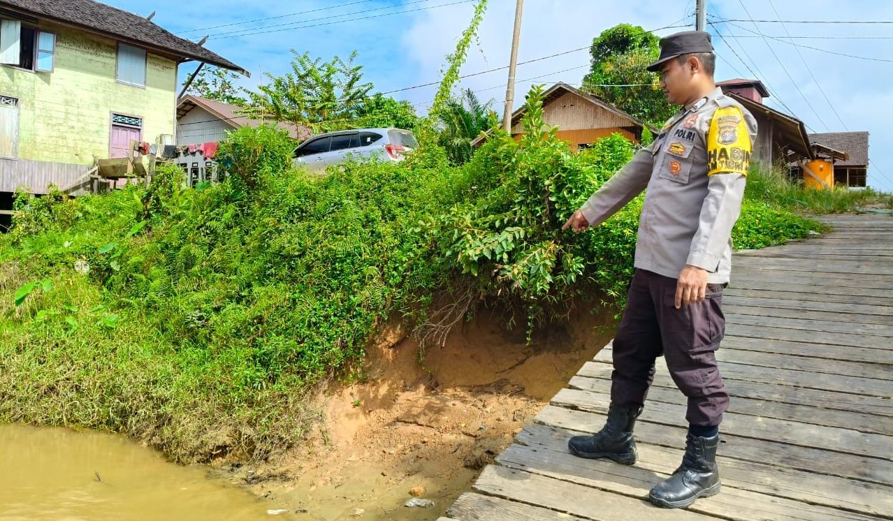 Antisipasi Bencana Banjir, Personil Polsek Marikit Pantau Debit Air DAS Katingan.