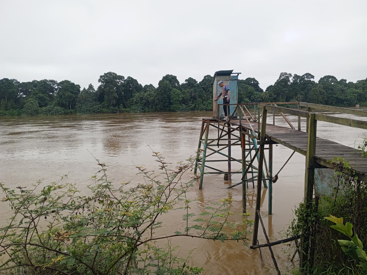 Deteksi Banjir, Polsek Tewang Sangalang Garing dan Pulau Malan Pantau Debit Air