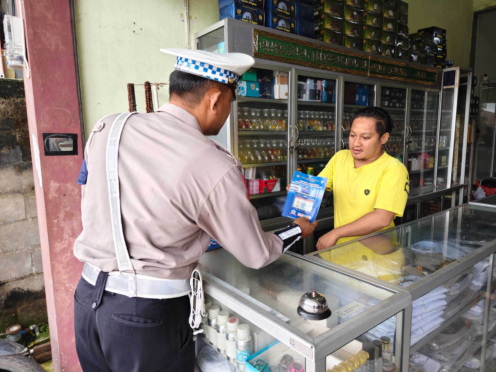 Pembagian Brosur Keselamatan Berlalu Lintas Kepada masyarakat.