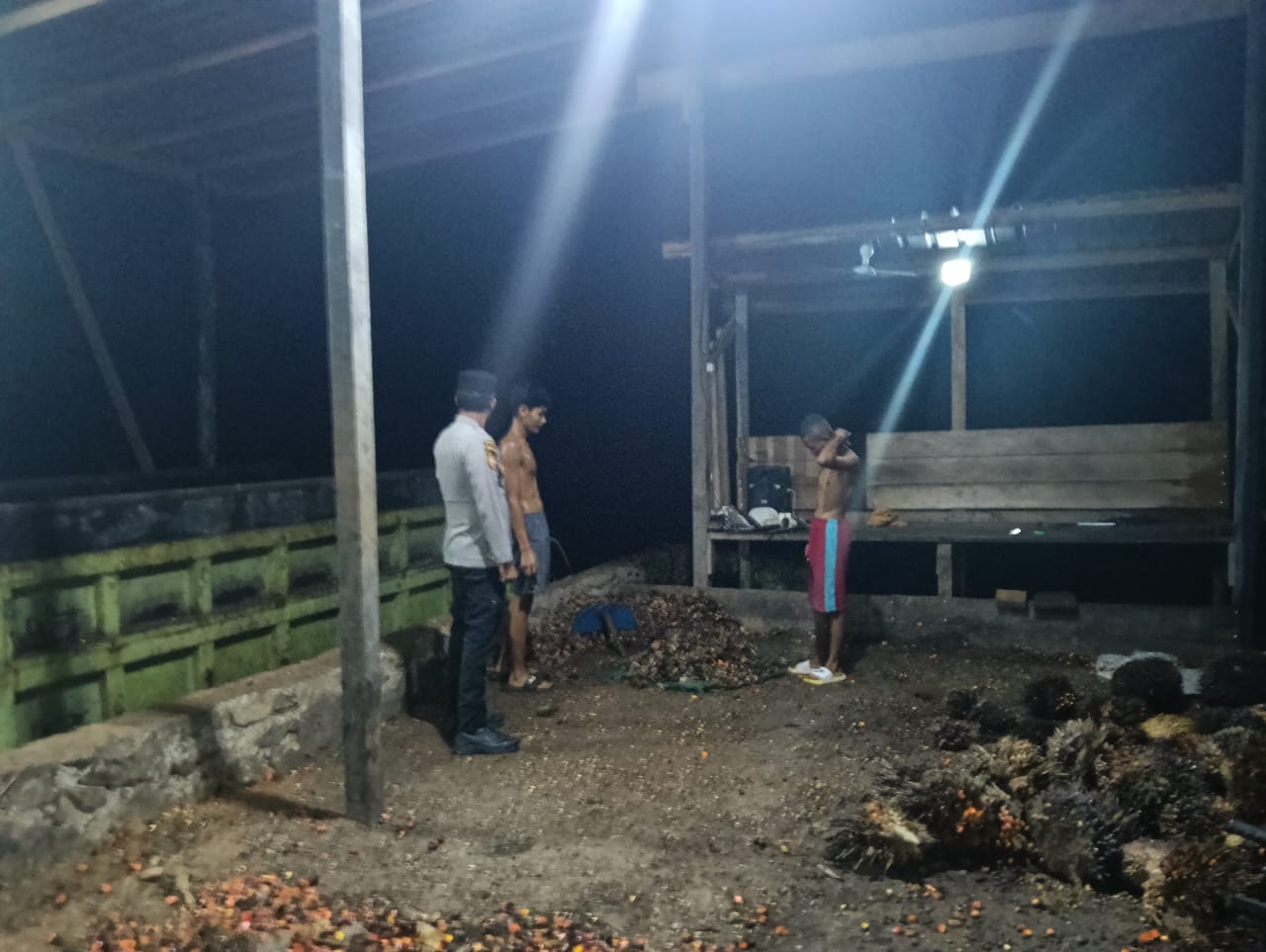 Piket Polsek Silaturahmi kepada Masyarakat yang sedang bekerja