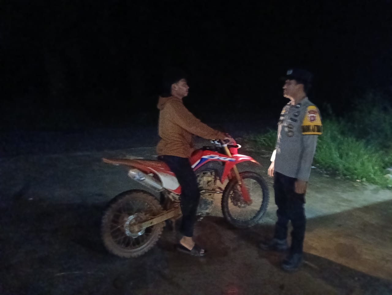 Personil Polsek Sambang Masyrakat yang Sedang Bersantai