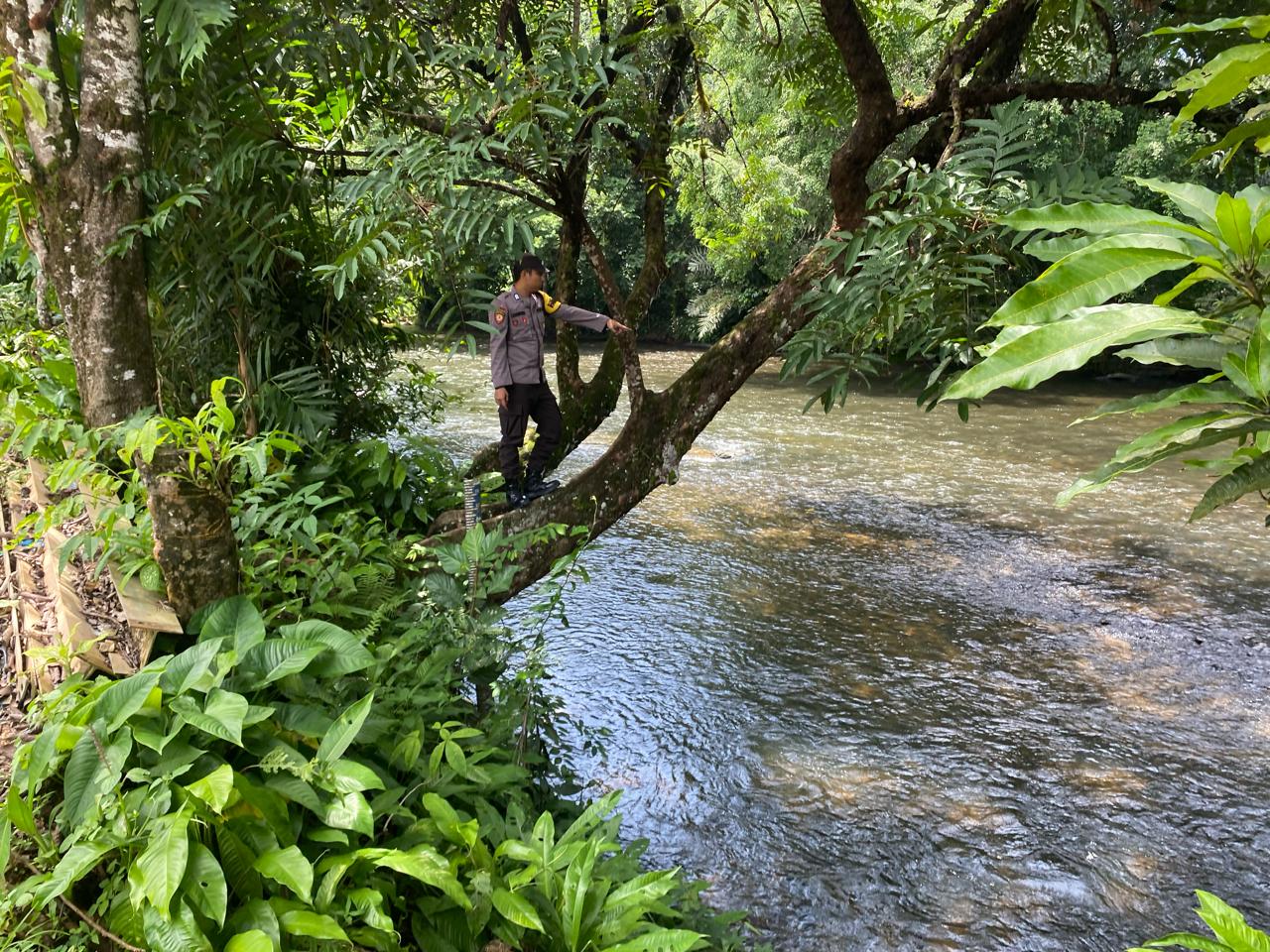 Piket Polsek Delang cek debit air DAS Delang