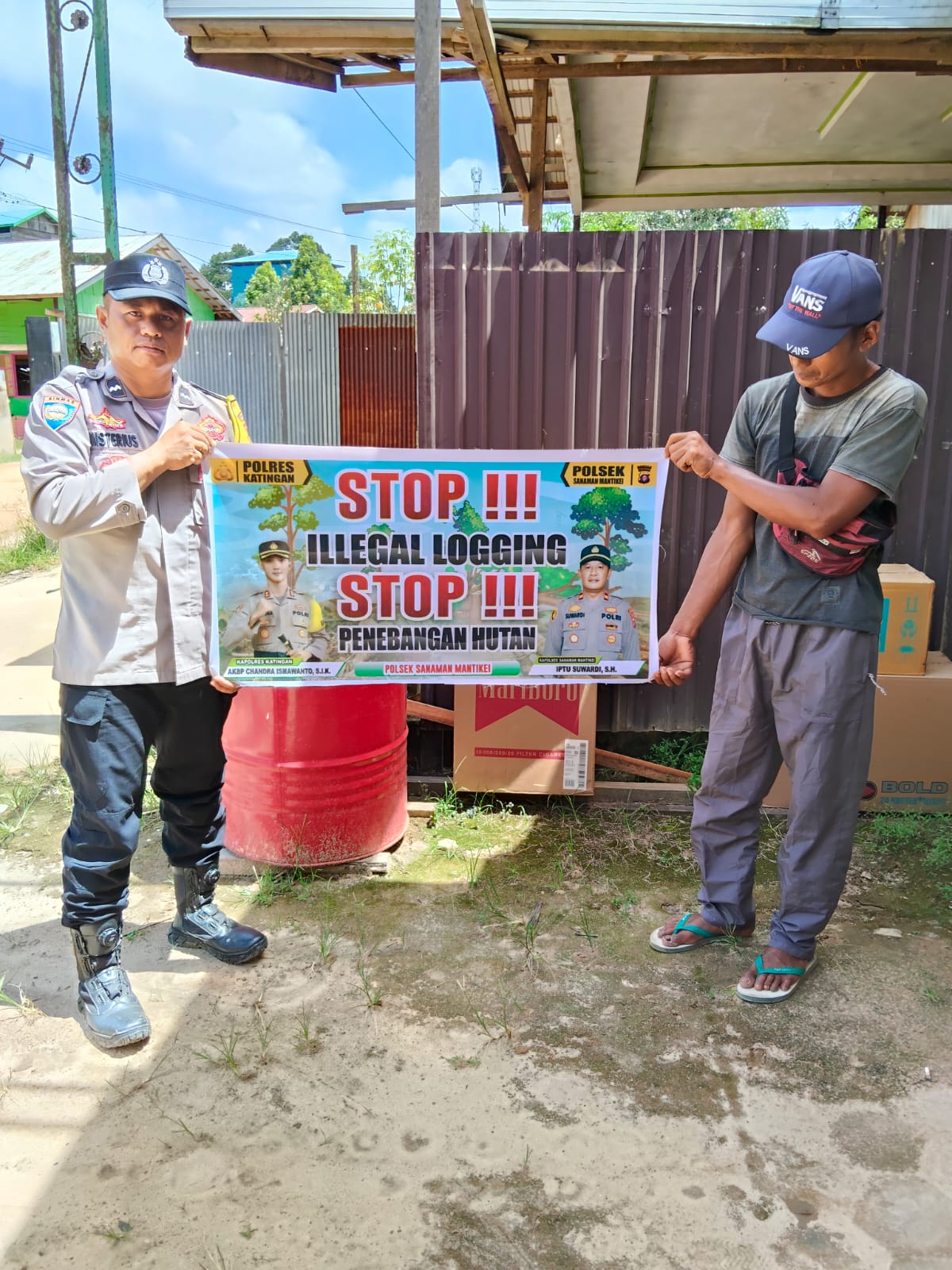 Bhabinkamtibmas laksanakan Sosialisasikan tentang larangan dan sangsi Pidana bagi pelaku Ileggal Logging kepada masyarakat di  Desa Binaan.
