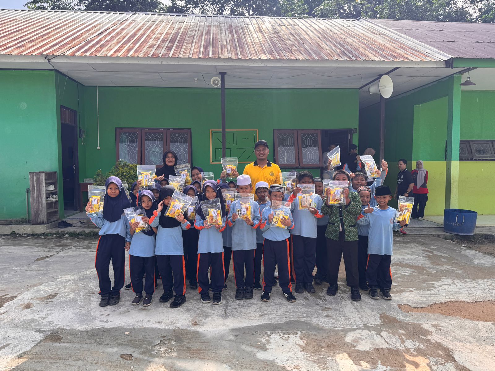 Personel Sat Binmas Polres Lamandau Gelar Kegiatan Jumat Berkah di MI Darul Ulum