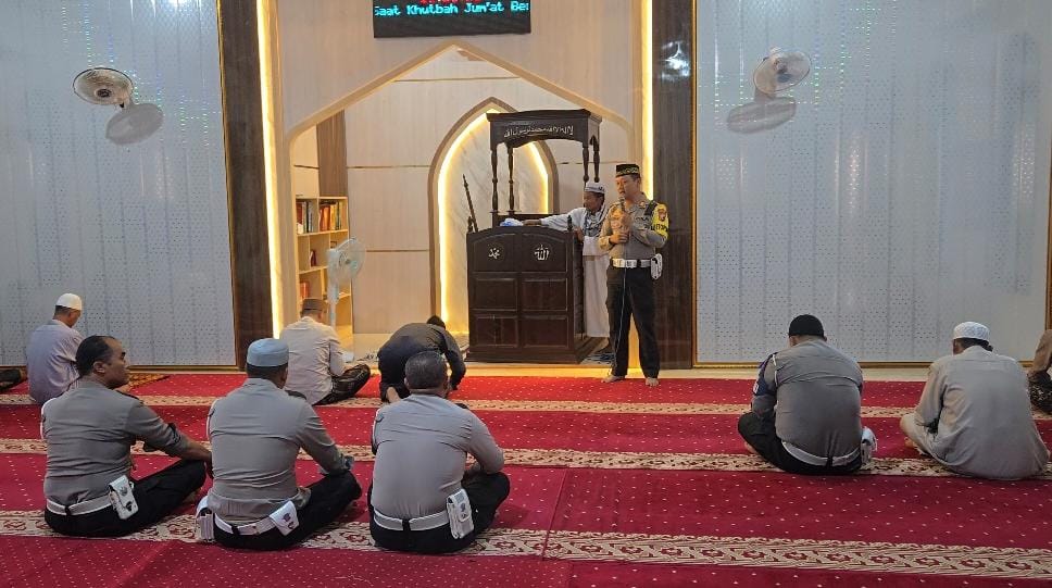Kasat Lantas Polres Lamandau Sampaikan Himbauan Tertib Berlalu Lintas kepada Jamaah Salat Jumat dalam Rangka Operasi Zebra Telabang 2025