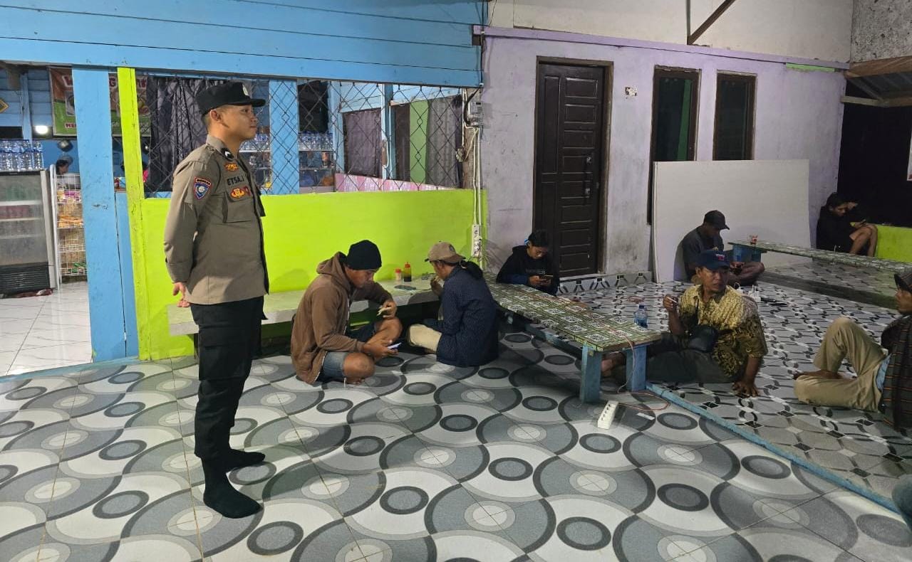 Personel Piket Polsek Lamandau Sambangi Masyarakat, Pererat Silaturahmi dan Sampaikan Pesan Kamtibmas