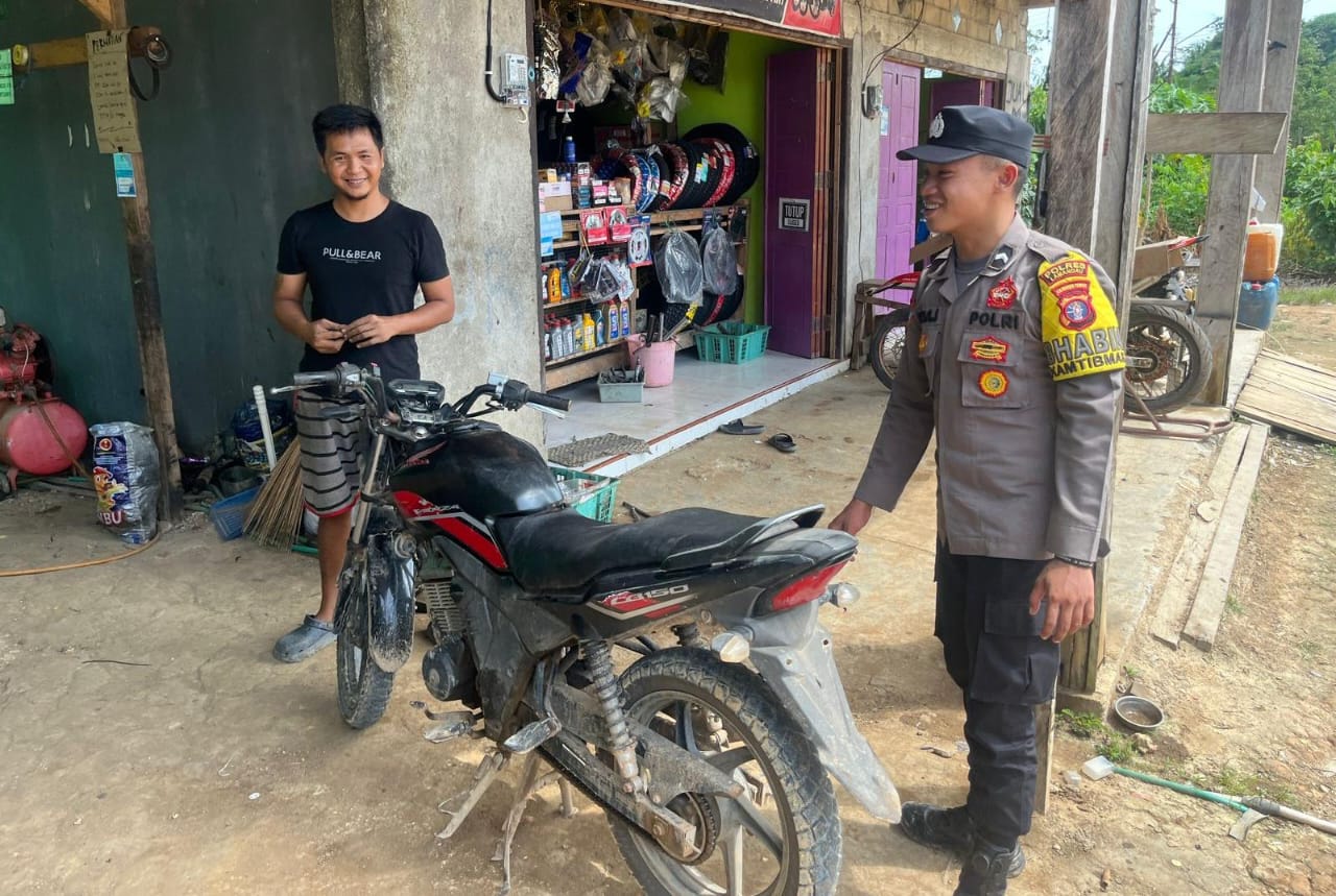 Piket Polsek Silaturahmi kepada Masyarakat yang sedang bekerja