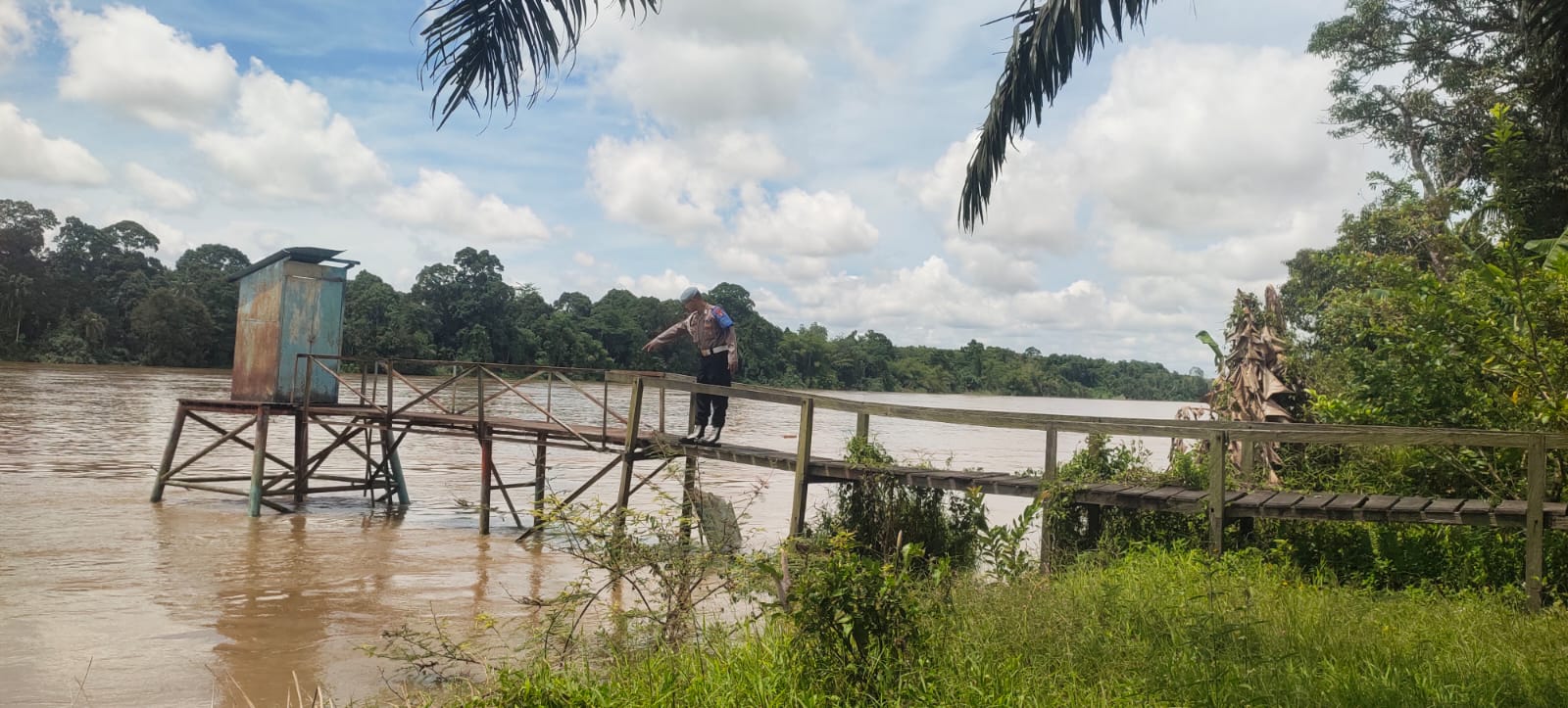 Deteksi Banjir, Polsek Tewang Sangalang Garing dan Pulau Malan Cek Debit Air