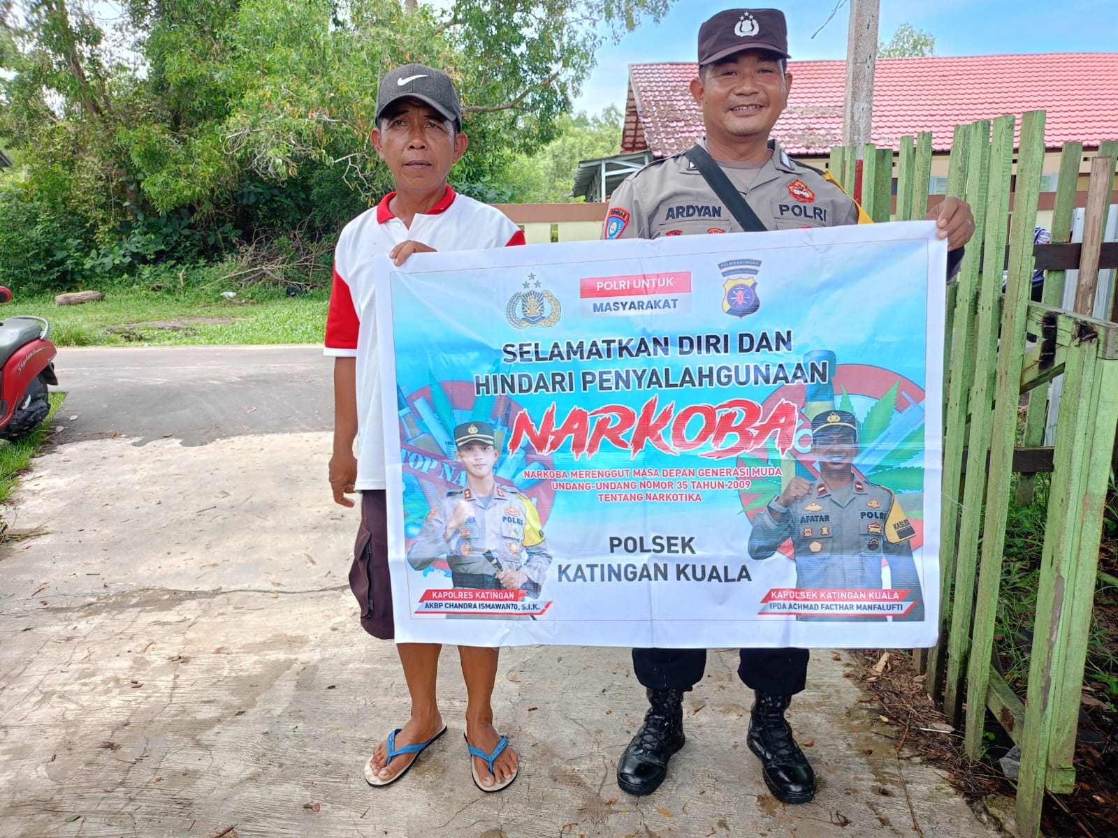 Sampaikan pesan Kamtibmas, Bhabinkamtibmas Polsek Katingan Kuala sambangi Warga.