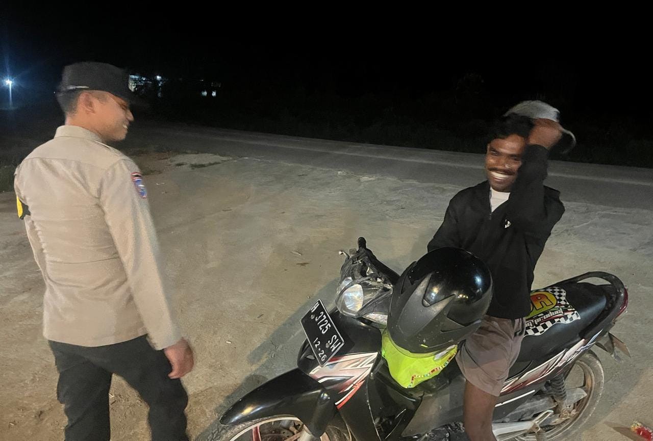 Personil Polsek Sambang Masyrakat yang Sedang Bersantai