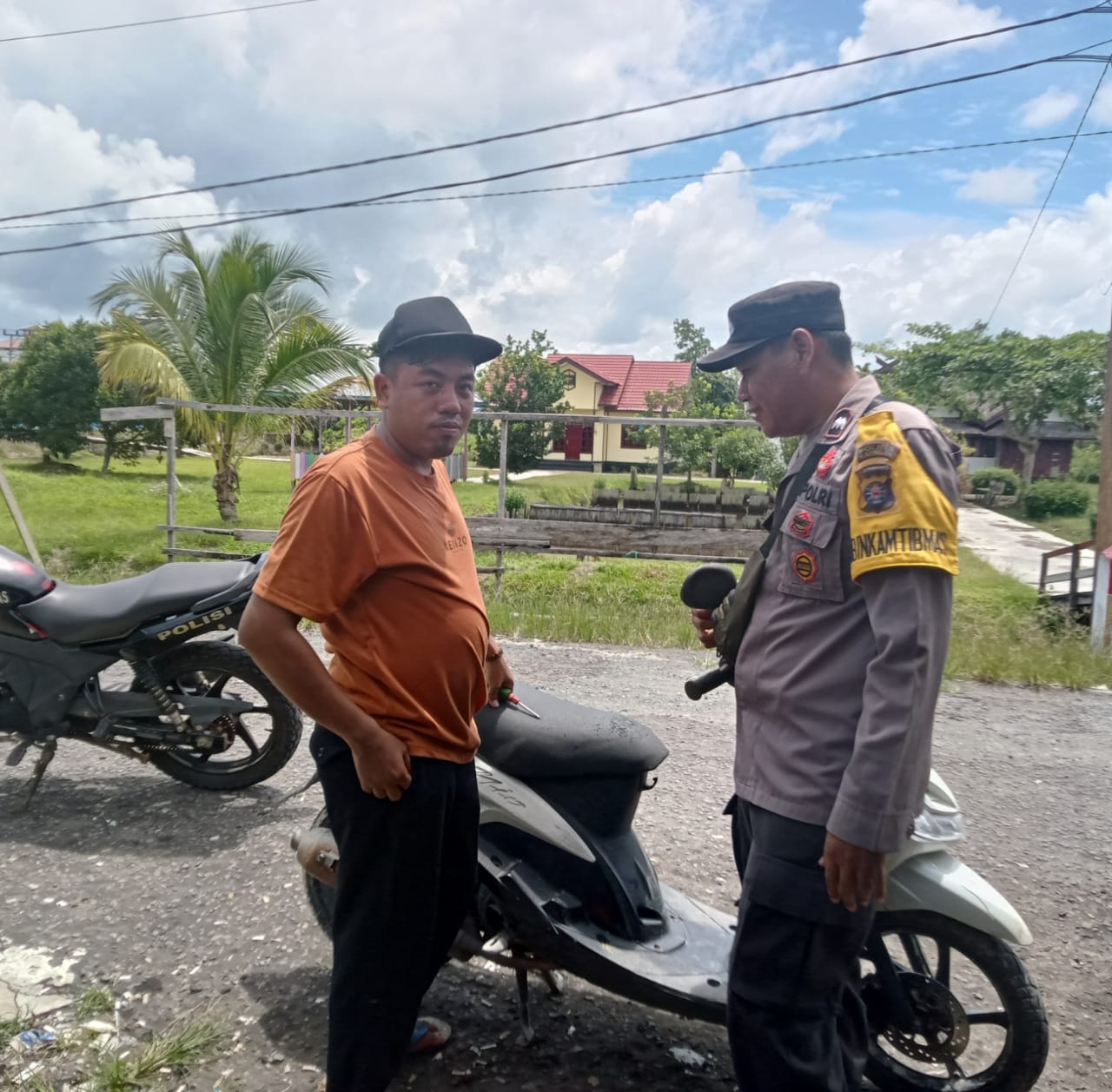 Bhabinkamtibmas Polsek Mendawai Melaksanakan Sambang Kamtibmas ke Rumah Warga Desa Kampung melayu.