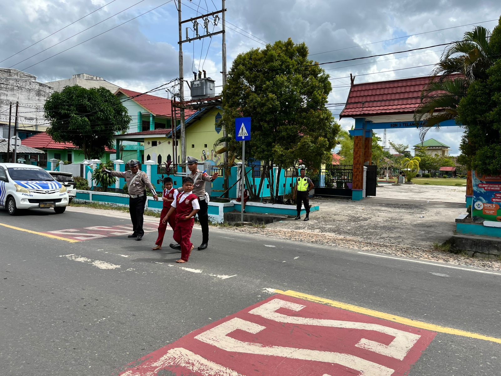 Satlantas Polres Katingan Melakukan Pengaturan Lalu Lintas Saat Jam Pulang Sekolah