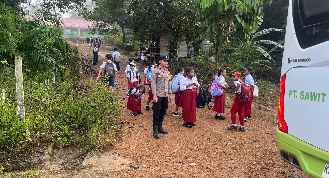 Anggota Polsek lamandau Pengaturan lalu lintas Jalan di Pagi hari