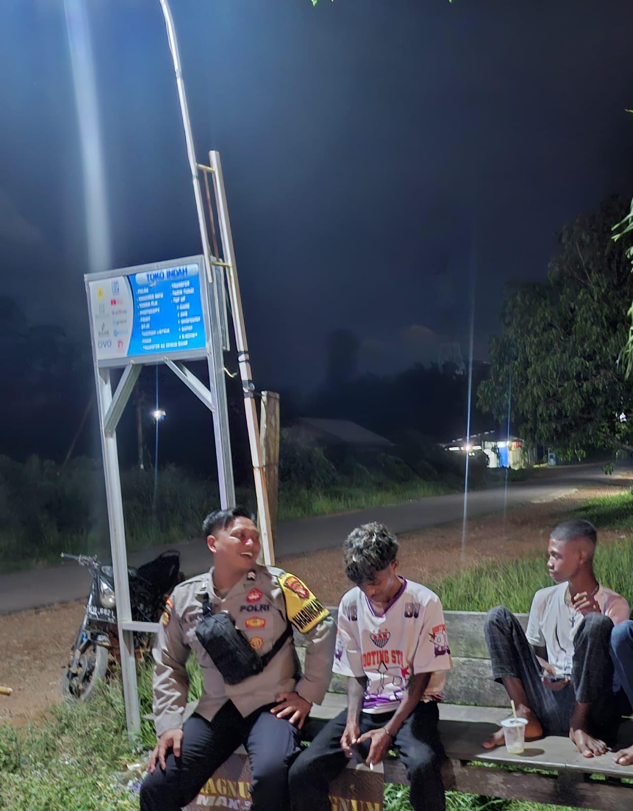 Personel Polsek Lamandau Sambangi Remaja yang Nongkrong, Berikan Sosialisasi Tentang Kenakalan Remaja