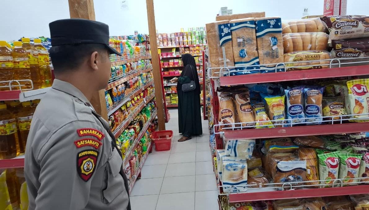 Piket Polsek Patroli kepertokoan diwilkum Polsek Sematu Jaya