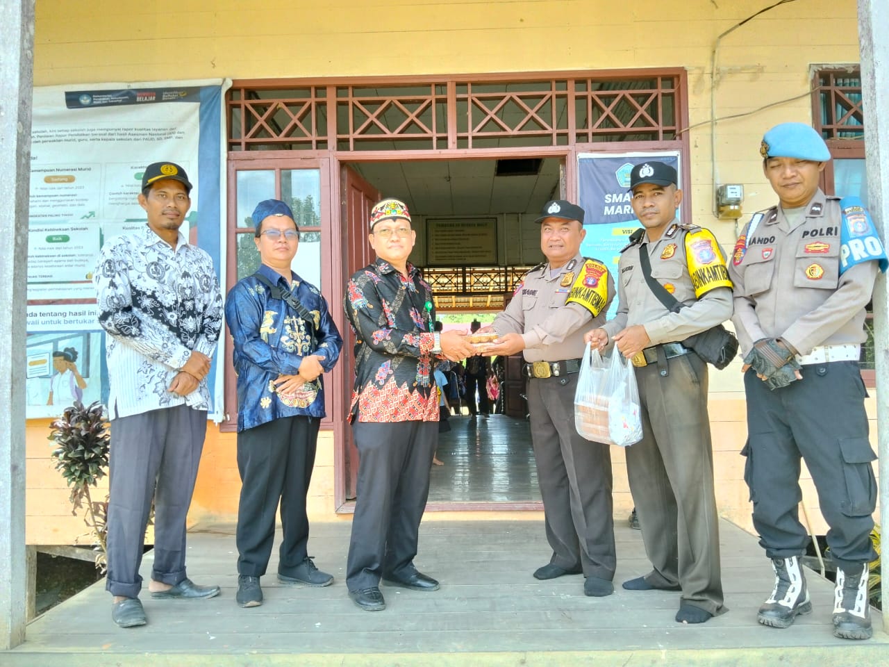 Polsek Marikit Berikan Ucapan dan Bingkisan di Hari Guru Nasional Kepada Guru SMA N 1 Marikit.