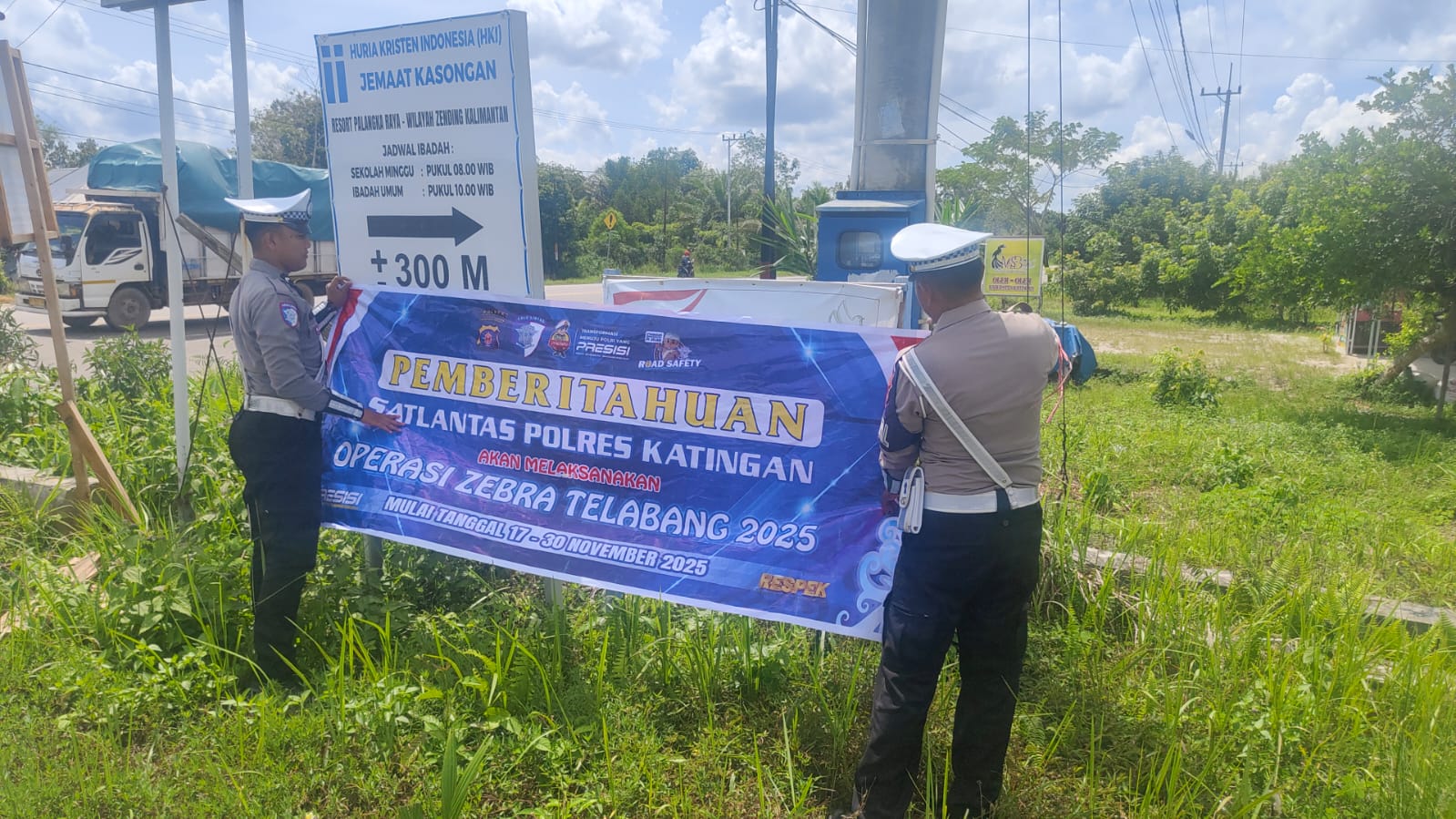 Pemasangan Spanduk Operasi Zebra Telabang 2025 Oleh Personel Satlantas Polres Katingan