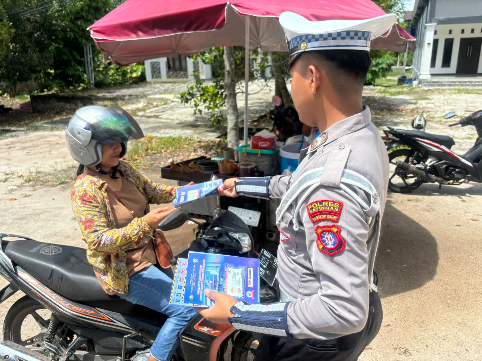 Pembagian Brosur Keselamatan Berlalu Lintas Kepada masyarakat.