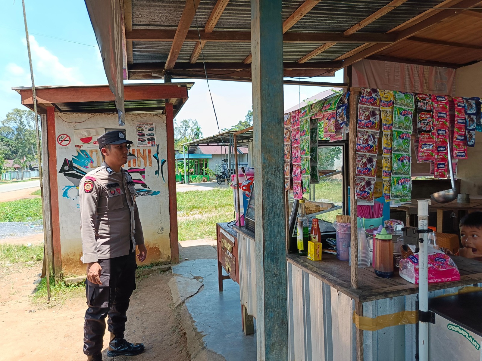 Piket Polsek Delang Silaturahmi Ke Masyarakat