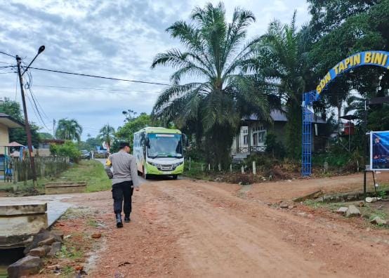 Anggota Polsek lamandau Pengaturan lalu lintas Jalan di Pagi hari