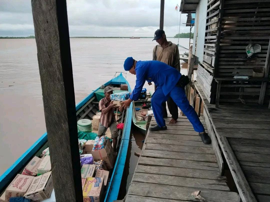 Personel Ditpolairud Sebagai Polisi Penolong Di Tengah Masyarakat.