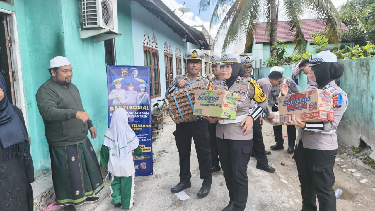 Satlantas Polres Kotim Gelar Bakti Sosial di Panti Asuhan dan Pondok Pesantren dalam Rangka Ops Zebra Telabang 2025