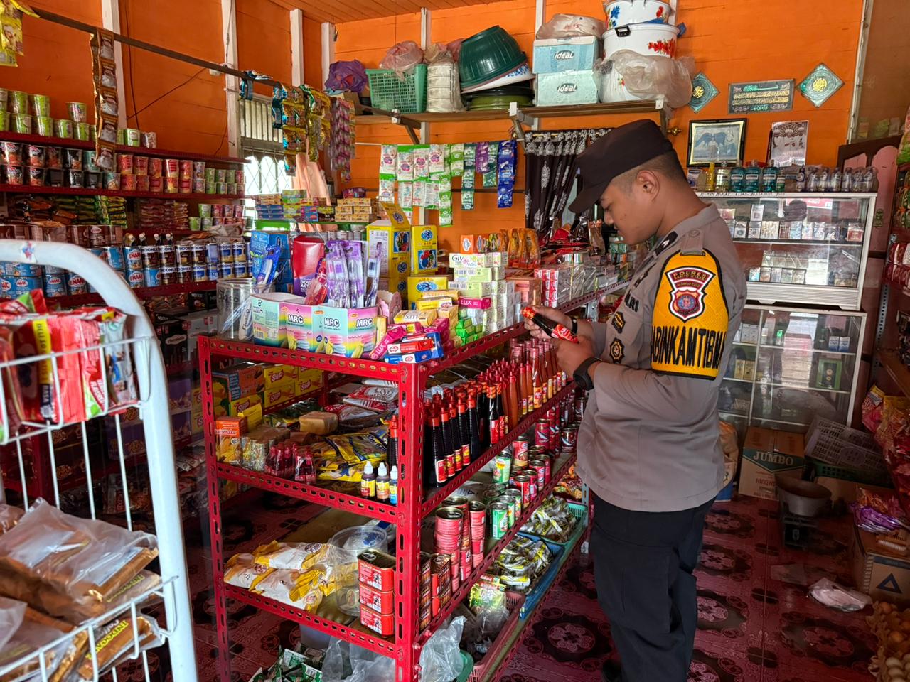 Polsek Montallat Laksanakan Pengecekan Sembako Untuk Pantau Stok Dan Harga Di Pasaran