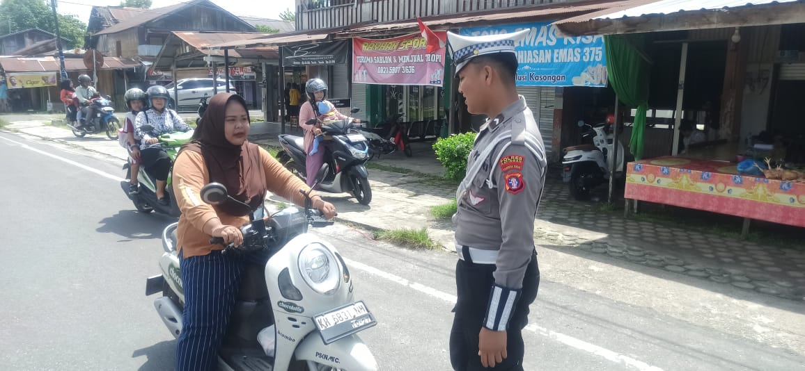 Tidak Menggunakan Helm Saat Berkendara Personel Satlantas Berikan Teguran Humanis.