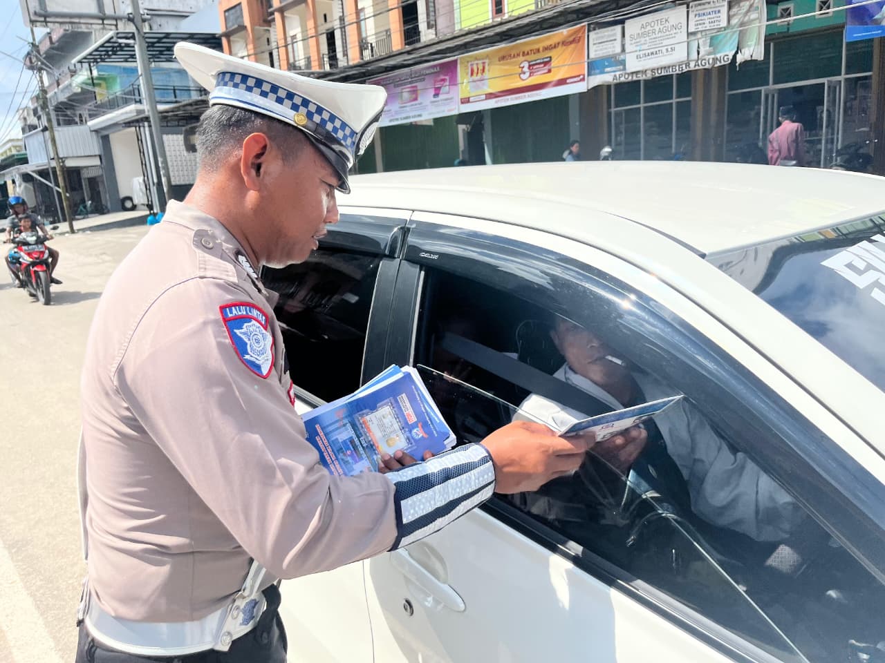 Pembagian Brosur Keselamatan Berlalu Lintas Kepada masyarakat.