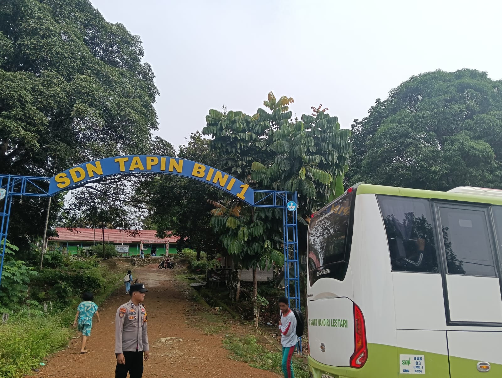 Anggota Polsek lamandau Pengaturan lalu lintas Jalan di Pagi hari