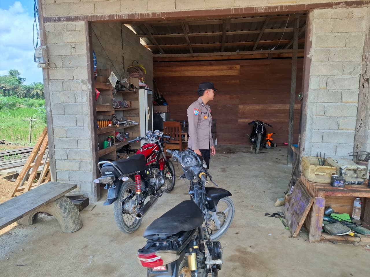 Piket Polsek lamandau melaksanakan Silaturahmi ke masyarakat