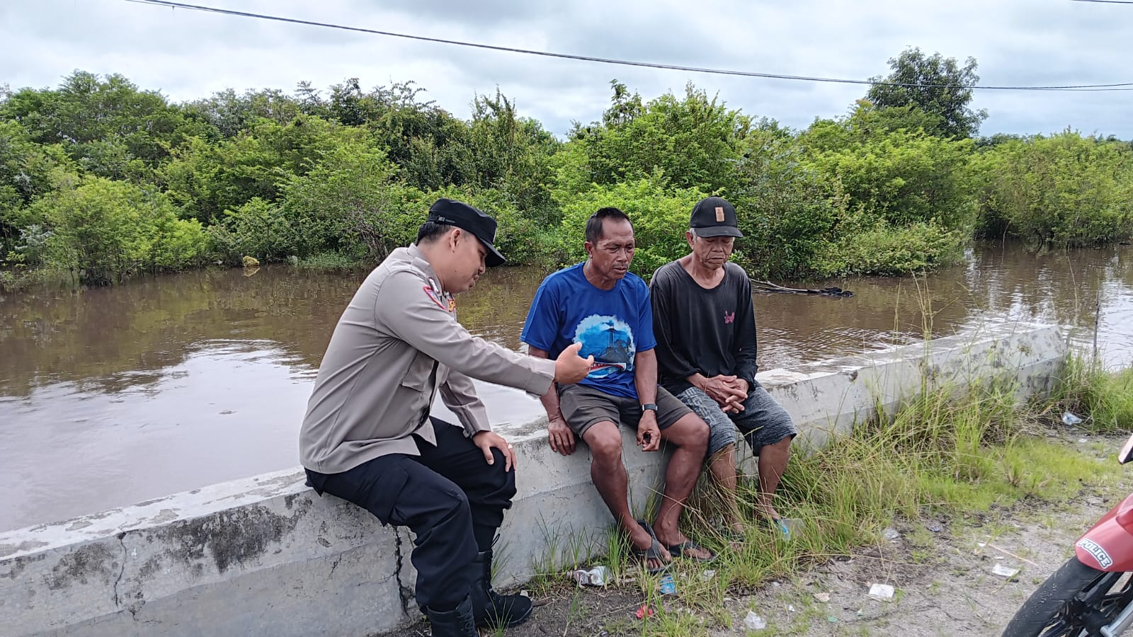Sambangi warga Babhinkamtibmas sosialisasikan maklumat Kapolda kalteng.
