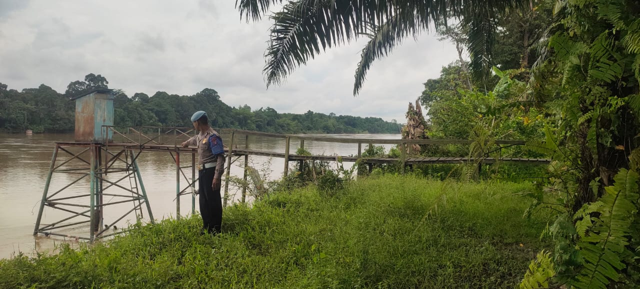 Deteksi Banjir, Polsek Tewang Sangalang Garing dan Pulau Malan Pantau Debit Air