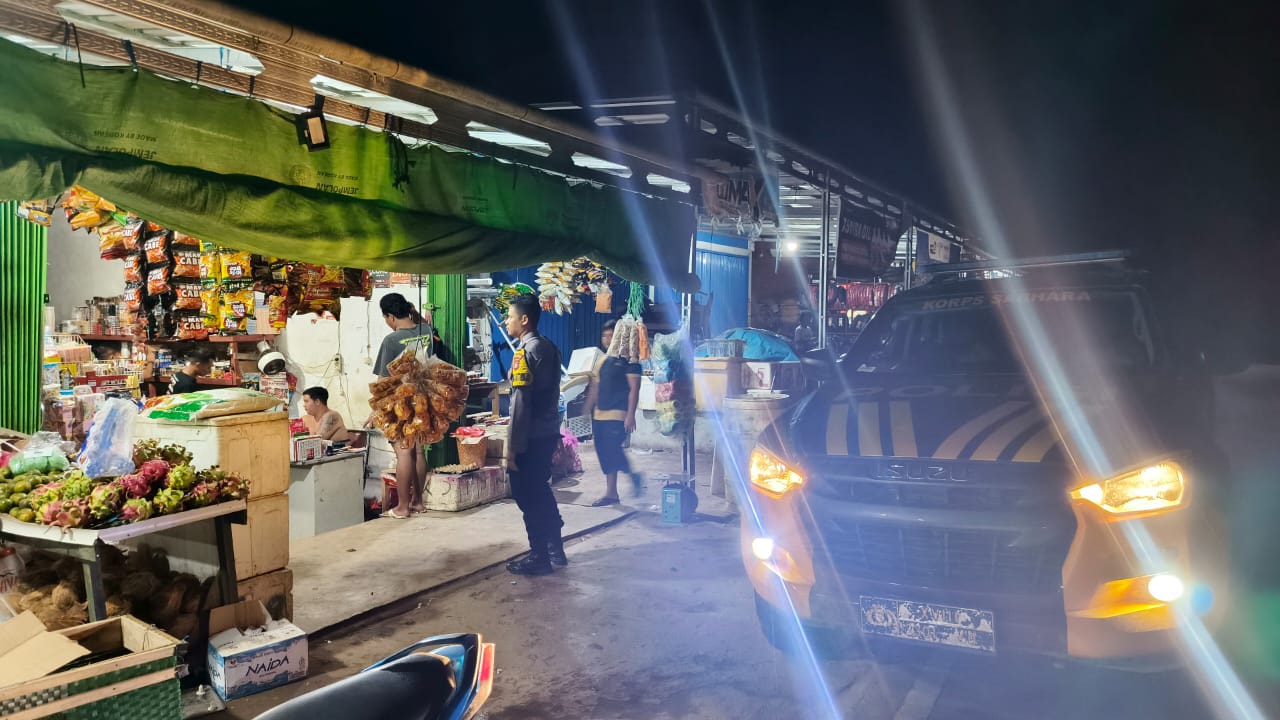 Piket Polsek Sambangi dan Silaturahmi Ke Pedagang